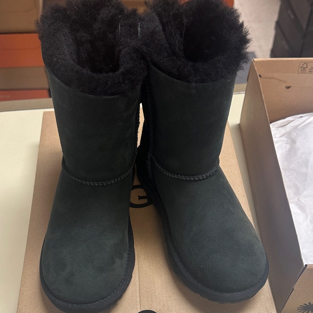 Faded but brand new!! $100 off!!Kids Ugg Bailey Bow 2 - Picture 12 of 13